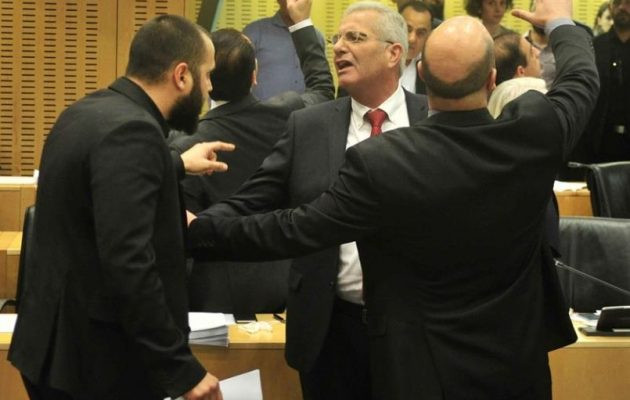 Εικόνες ντροπής στην Κυπριακή Βουλή – ΔΗΣΥ και ΑΚΕΛ έκαναν το χατήρι στους Τούρκους για το ενωτικό (βίντεο)